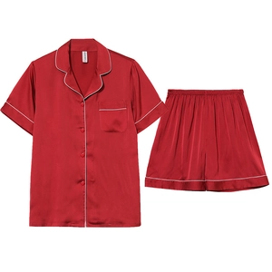 Ensemble pyjama en satin de soie bordeaux à manches courtes avec passepoil blanc