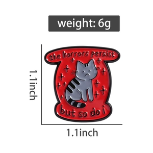 Détail du pin's chat gris de 1,1 pouce avec citation anglaise sur fond en émail rouge
