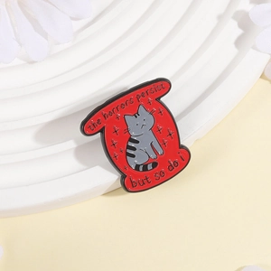 Badge épingle en émail chat gris drôle avec texte the horrors persist but so do i en rouge