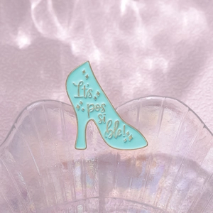 Broche en émail à talon haut vert avec texte It's possible et finition dorée