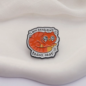 Broche chat orange mignon en émail avec texte I am sensitive sur fond blanc