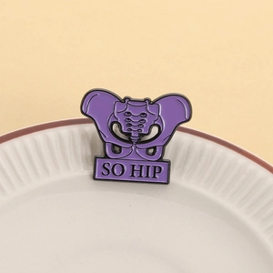 Spilla in smalto viola a forma di bacino con scritta SO HIP su ceramica bianca
