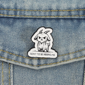 Broche en émail drôle chèvre avec texte GOAT TO BE KIDDING ME sur veste en jean