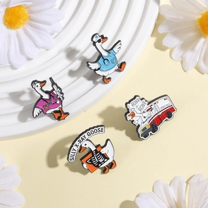 Detailansicht der lustigen Gans-Arzt- und Krankenwagen-Emaille-Pins im Medizin-Set