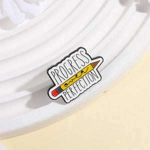 Pin's en émail en forme de crayon avec citation motivante Progress over Perfection
