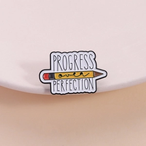 Broche en émail crayon dessin animé avec lettrage Progress over Perfection en alliage
