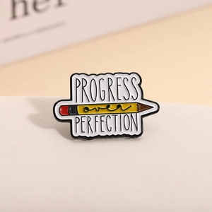 Épinglette en émail avec citation Progress Over Perfection et motif de crayon jaune