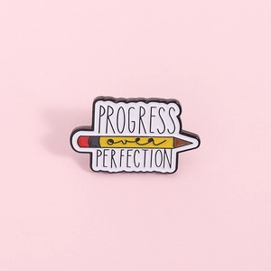 Épinglette en Émail Crayon Inspirant Progress Over Perfection Broche en Alliage de Zinc Badge Pour Vêtements Sac Décor Cadeau