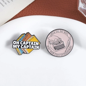 Literatur Emaille Pins Set mit Schreibmaschine und Büchern mit Catch the Day Zitat