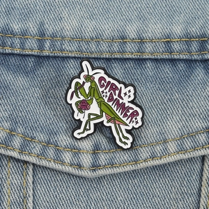 Broche créative en émail mante religieuse verte avec texte Girl Dinner sur veste jean