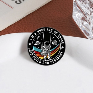 Detail einer Emaille-Astronauten-Anstecknadel mit Regenbogenstreifen auf Keramik