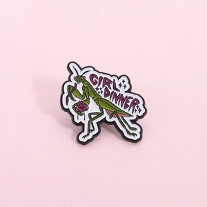 Pin's mante religieuse en émail avec texte Girl Dinner, badge insecte créatif et amusant