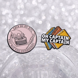 Dead Poets Society Emaille-Pins Set mit Schreibmaschine und Buch-Design
