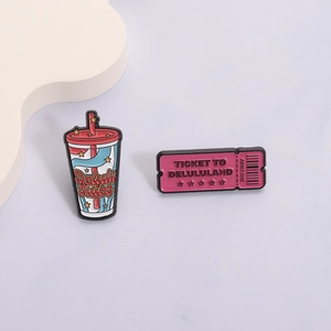 Lot de pins émaillés avec gobelet Delulu Juice et ticket rose pour accessoires