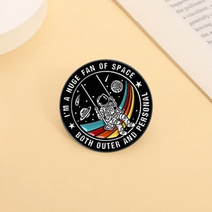 Emaille-Anstecknadel mit Astronaut auf Schaukel und Regenbogen auf warmem Hintergrund