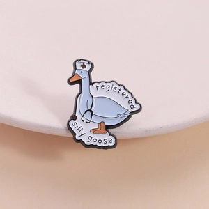 Dettaglio della spilla in smalto oca infermiera blu con testo Registered Silly Goose inciso