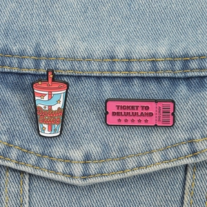 Ensemble de pin's en émail mignons avec boisson Delulu Juice et ticket sur une veste jean