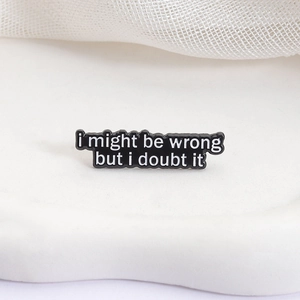 Schwarze Emaille-Anstecknadel mit Spruch 'I might be wrong but I doubt it' aus Zinklegierung