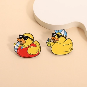Cartoon Emaille Enten Pins mit Sonnenbrille und Schwimmring für sommerliche Deko