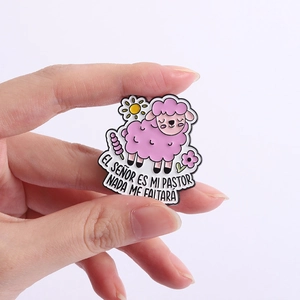 Broche en émail mouton rose avec citation biblique espagnole El Señor es mi Pastor