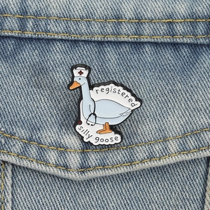 Spilla in smalto oca infermiera con testo Registered Silly Goose su giacca denim