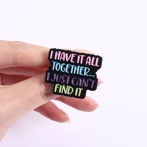 Pin's humoristique en émail avec citation 'I HAVE IT ALL TOGETHER... I JUST CAN'T FIND IT'