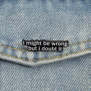 Lustige Emaille-Anstecknadel 'I might be wrong but i doubt it' auf blauer Jeansjacke
