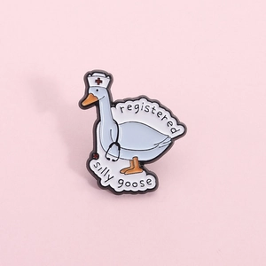 Broche en émail d'oie infirmière mignonne avec stéthoscope et texte rigolo