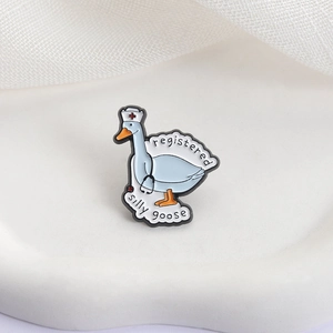 Spilla smaltata con oca infermiera carina con stetoscopio e scritta registered silly goose