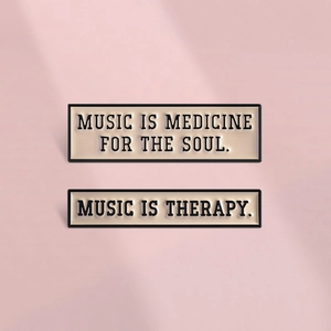 Spilla in Lega Smaltata Con Citazione La Musica È Medicina Per L Anima Distintivo Creativo Minimalista Per Amanti Della Musica
