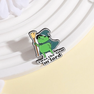 Süße Emaille-Anstecknadel mit Frosch-Zauberer-Motiv, blauem Umhang, Besen und Spruch-Design