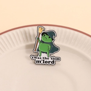 Detailansicht der Frosch-Zauberer Emaille-Anstecknadel mit Umhang und Besen