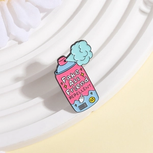 Vue détaillée du pin's émaillé rose humoristique avec spray anti-faux amis