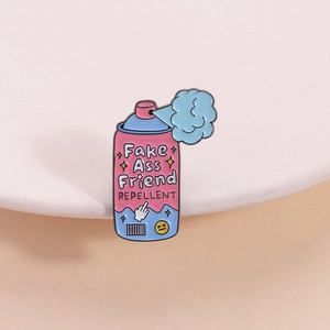 Insigne de Broche en Alliage de Zinc Humoristique Forme de Flacon Pulvérisateur avec Slogan Drôle Fake Ass Friend Repellent Accessoire