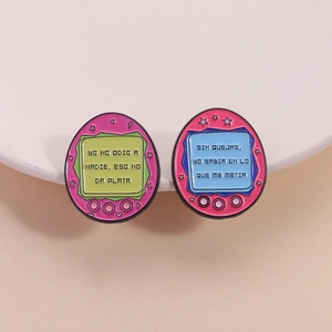 Retro Handheld Game Console Enamel Brooch Pin With Spanish Inspirational Quotes Zinc Alloy Painted Badge For Clothing Bags Decoration Unisex Gift