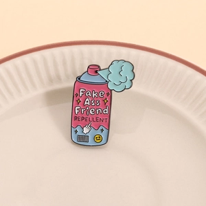 Broche émaillée en forme de spray Fake Ass Friend rose et bleu pour sacs et vestes
