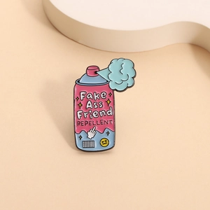 Broche en émail rose en forme de spray avec slogan humoristique Fake Ass Friend