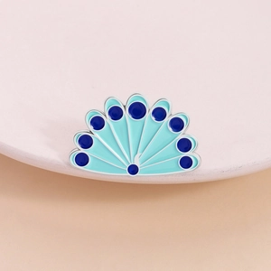 Exquise broche en émail plume de paon avec détails bleu sarcelle et roi en forme d'éventail