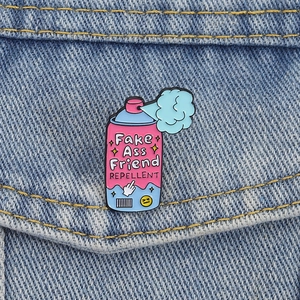 Spilla creativa in smalto rosa contro i finti amici su tasca di giacca denim