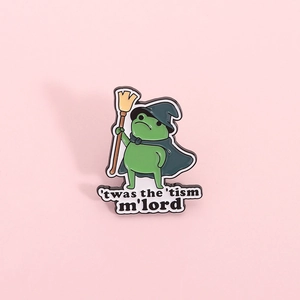Süßer Grüner Frosch Zauberer Emaille Pin Lustiger Slogan Zaubererhut Umhang Besen Zinklegierung Brosche Abzeichen Für Kleidung Taschen Schmuck Geschenk