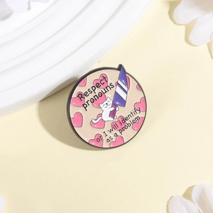 Détail du badge chat rond avec texte Respect Pronouns sur un plateau blanc à pétales