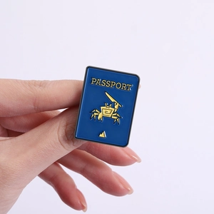 Emaille-Pin in Reisepassform mit goldenem Krabben-Design aus Sky Children of the Light