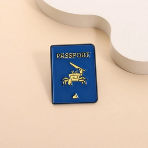 Blaue Emaille-Brosche im Reisepass-Stil mit goldener Krabbe und Schwert auf Anstecknadel