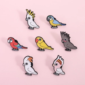 Set van zeven kleurrijke emaille pinnen met papegaaien voor kleding en accessoires