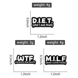 Größenangaben für drei lustige schwarz-weiße Emaille-Pins mit Essen-Textmotiven