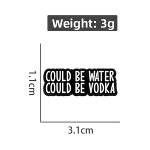 Dettaglio della spilla smaltata con dimensioni 3,1x1,1 cm e peso di 3 g