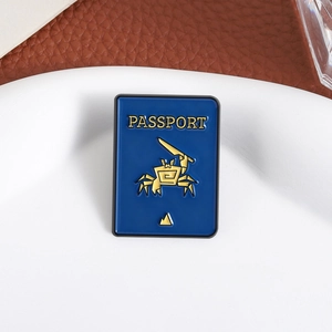 Detailaufnahme der blauen Pass-Brosche aus Emaille mit goldenem Krabben-Emblem