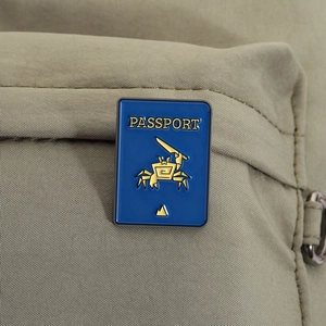Nahaufnahme der lustigen blauen Pass-Emaille-Anstecknadel mit Krabbe auf grüner Tasche