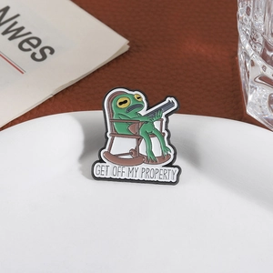 Lustige Emaille-Anstecknadel Frosch im Schaukelstuhl mit Get Off My Property