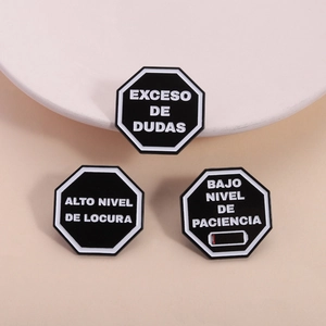 Lot de pin's octogonaux en émail avec citations espagnoles humoristiques sur badges noirs et blancs